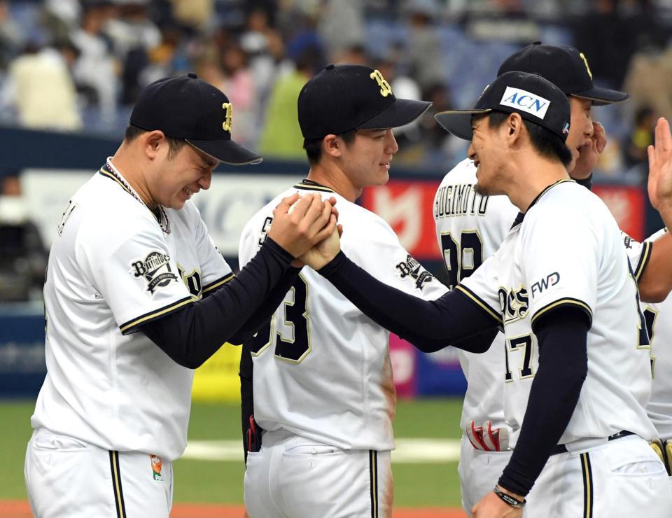 　オリックス・榊原翼（左）は増井浩俊からウイニングボール受け取る