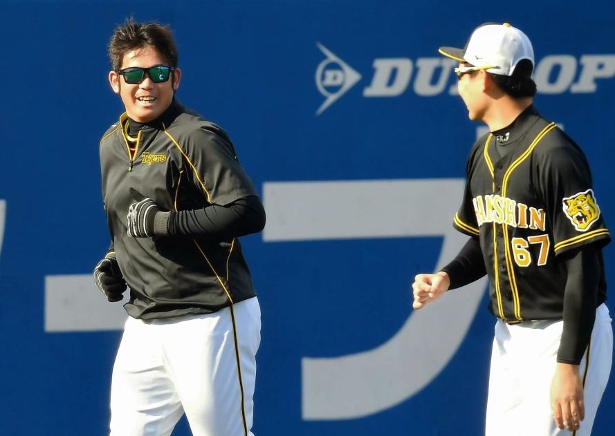 　岩崎（右）と談笑する岩田（撮影・田中太一）