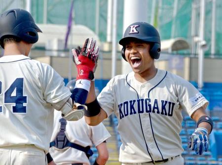 リーグ戦初安打初本塁打をマークし、笑顔の山本ダンテ武蔵