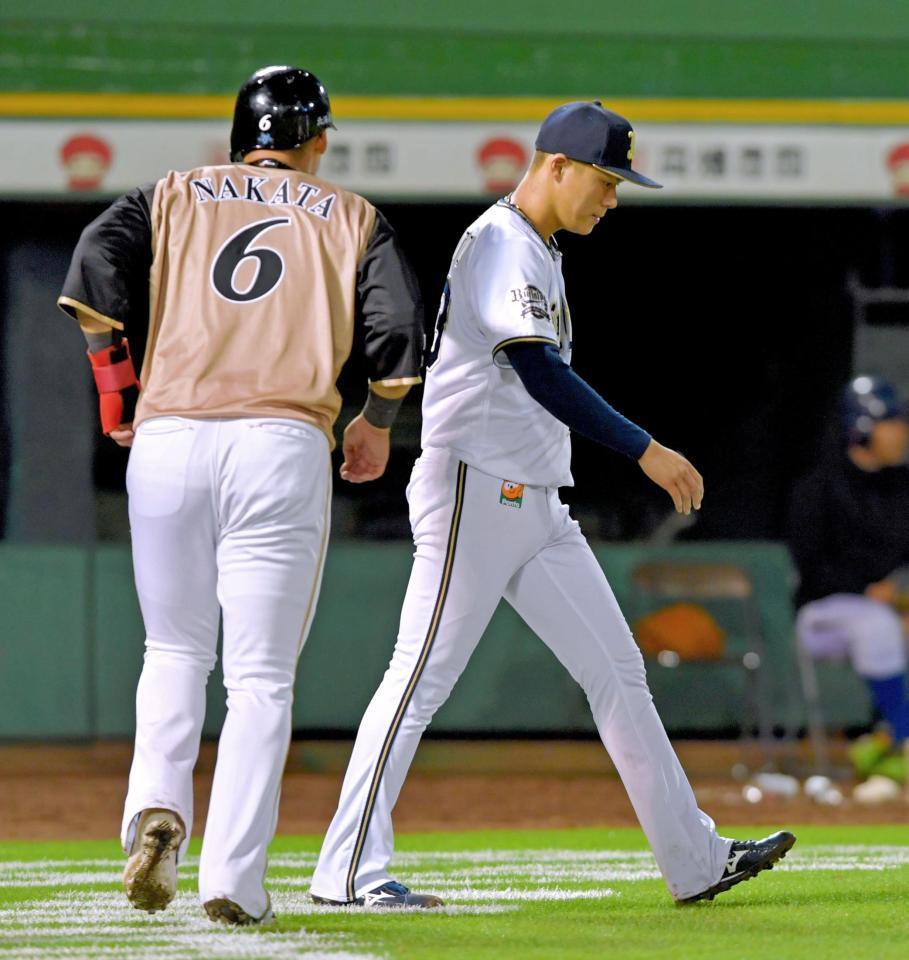 ６回、横尾に２点適時二塁打を打たれ、肩を落とす山本。左は生還した中田（撮影・吉澤敬太）