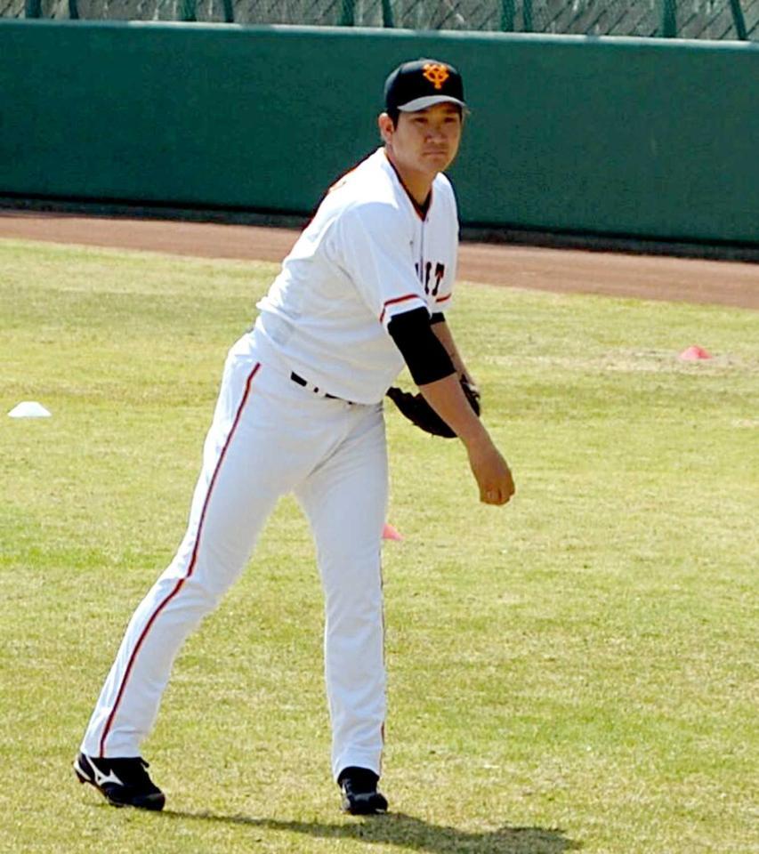 　キャッチボールする菅野