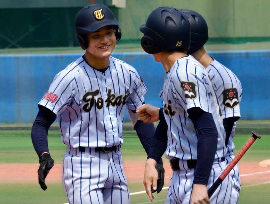 　先制３ランを放って笑顔を見せる東海大菅生・杉崎（左）