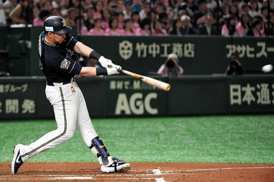 　６回、先制の左中間適時二塁打を放つメネセス（撮影・三好信也）