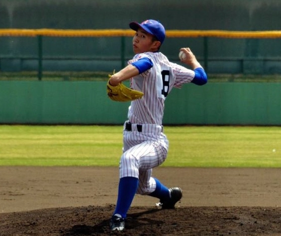 １年生ながら先発を任されて３回無失点の山村学園・小泉