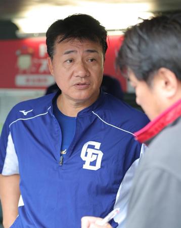 　試合前に記者の質問に答える与田監督