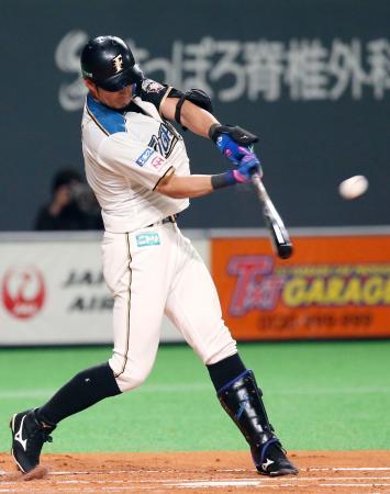　１回日本ハム無死一塁、大田が右中間に適時二塁打を放つ＝札幌ドーム