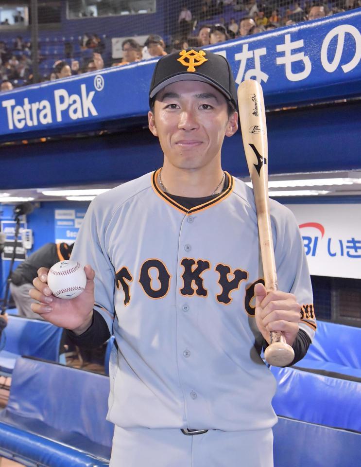　プロ初安打を放ち記念のボールとバットを手に笑顔の巨人・増田大