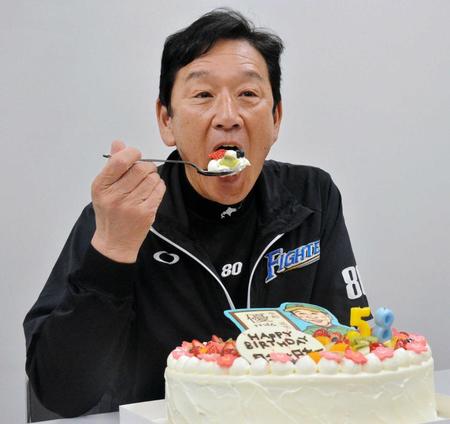 　誕生日ケーキを頬張る栗山監督
