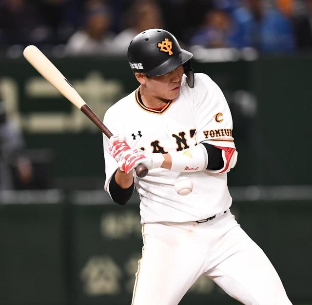 巨人 坂本勇 死球に怒りの表情 七回から交代し 客席は騒然 野球 デイリースポーツ Online