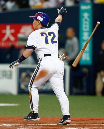 　８回オリックス２死三塁、吉田正が右中間に決勝２ランを放つ＝京セラドーム