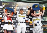 ８回に決勝２ラン、お立ち台でポーズを取る吉田正