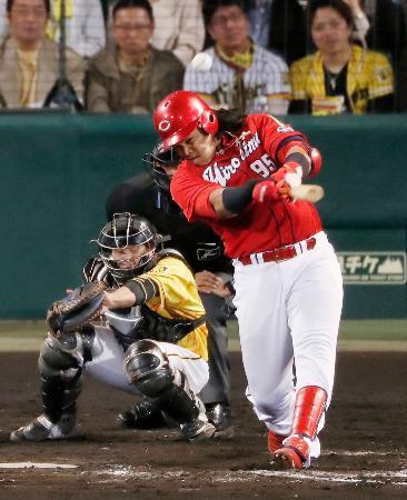 　８回広島２死一、三塁、バティスタが左中間に平成最後の本塁打となる３ランを放つ＝甲子園