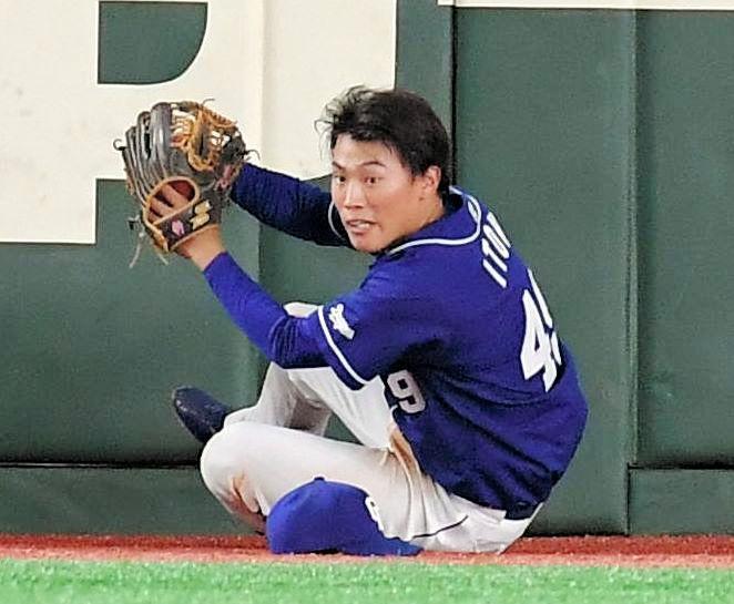 　１回、石川の打球を処理する左翼手・伊藤康