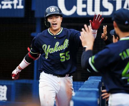 ７回ヤクルト無死、右越えソロを放ちナインとタッチを交わす村上宗隆＝横浜スタジアム（撮影・開出牧）