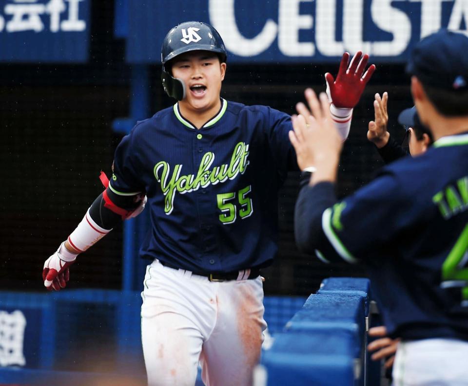 ７回ヤクルト無死、右越えソロを放ちナインとタッチを交わす村上宗隆＝横浜スタジアム（撮影・開出牧）