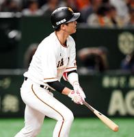 ２回、ソロを放つ巨人・坂本勇人＝１日