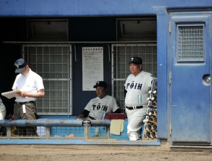 戦況を見つめる大阪桐蔭・西谷監督