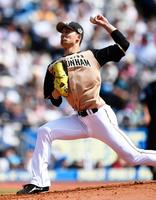 　力投する日本ハムの先発・上原健太