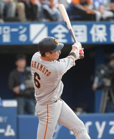 １回、先制２ランを放つ坂本勇