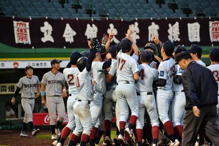 サヨナラ勝ちを喜ぶ近大ナイン