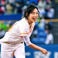 始球式を務める木村多江（撮影・出月俊成）