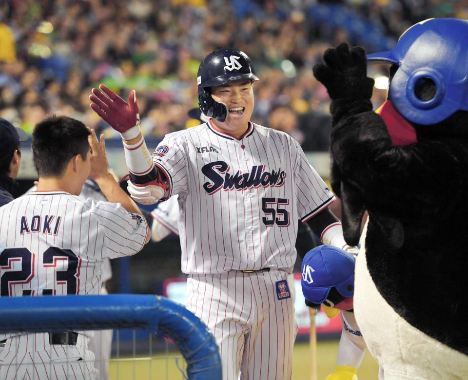 　４回、２ランを放ち、ナインの出迎えに笑顔を見せる村上（中央）＝撮影・出月俊成　