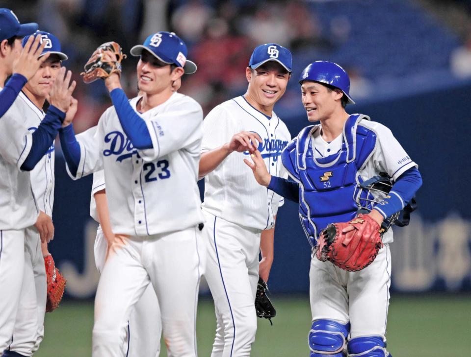 　完封勝利を挙げ、ナインと笑顔でタッチをする大野雄（右から２人目）＝撮影・坂部計介