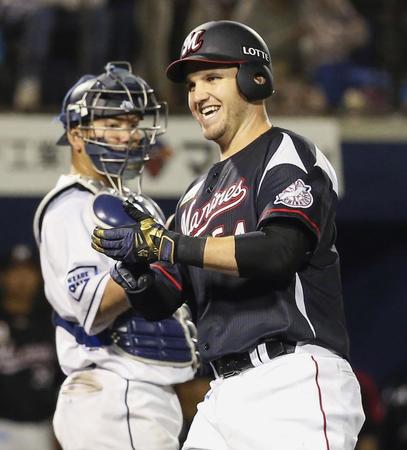 　８回、満塁本塁打を放ち笑顔のロッテのレアード（右）。捕手・森＝上毛敷島