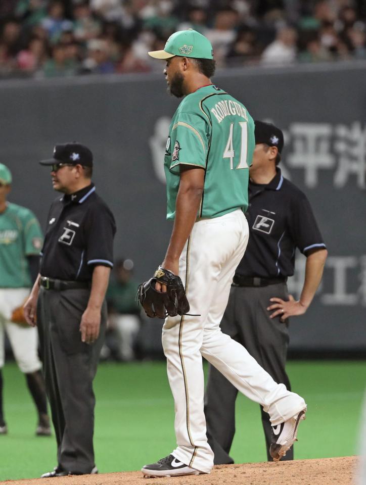 　６回、オリックス・福田への危険球で退場処分となる日本ハムのロドリゲス＝札幌ドーム