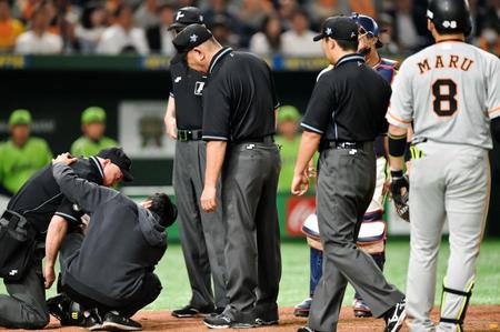 ４回、打者・丸の時、負傷した柳田球審（左）