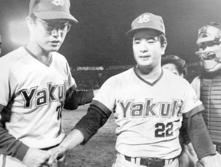 　広岡監督（左）に迎えられるヤクルト時代の安田猛さん＝１９７８年撮影
