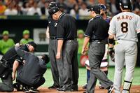 ４回、打者・丸の時、負傷した柳田球審（左）