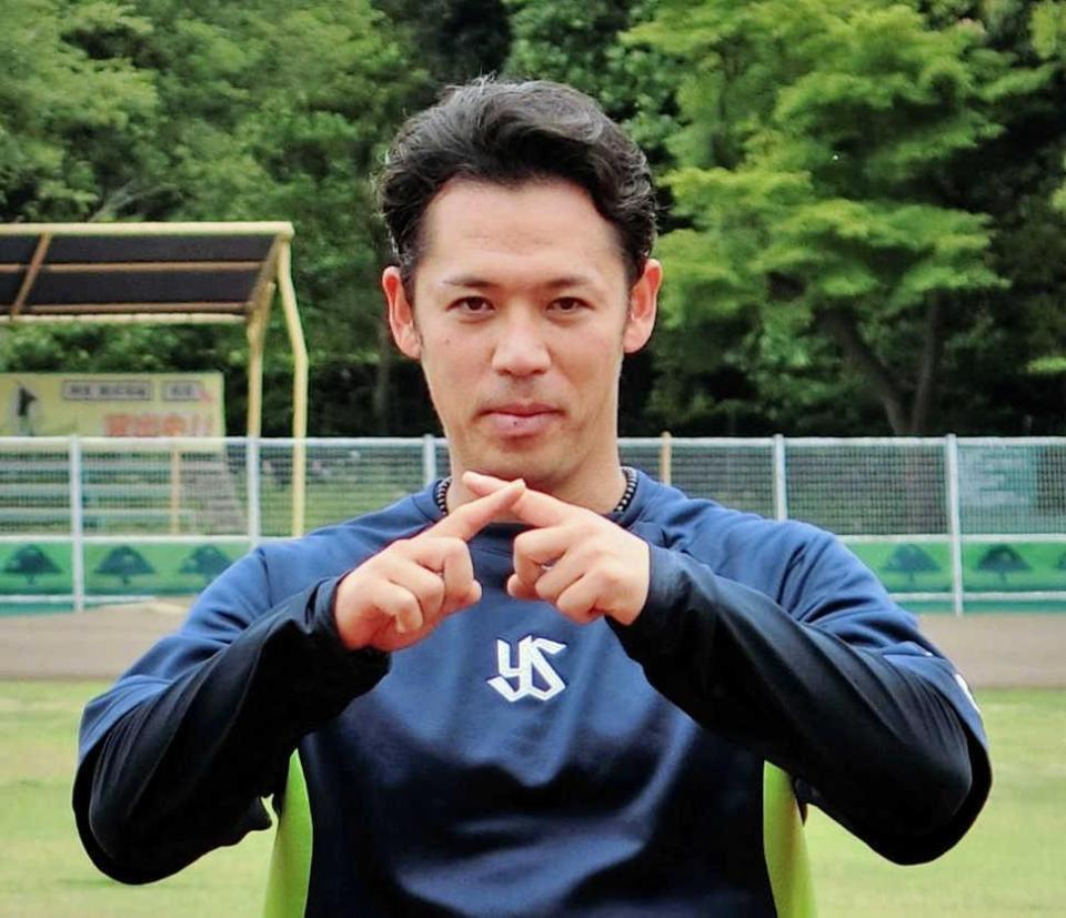 　坂本勇を止めるとばかりに！？指で×印を作る小川