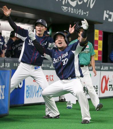 　３回、通算１００本塁打となる２ランを放ち、源田（左）とポーズを決める西武・山川＝札幌ドーム