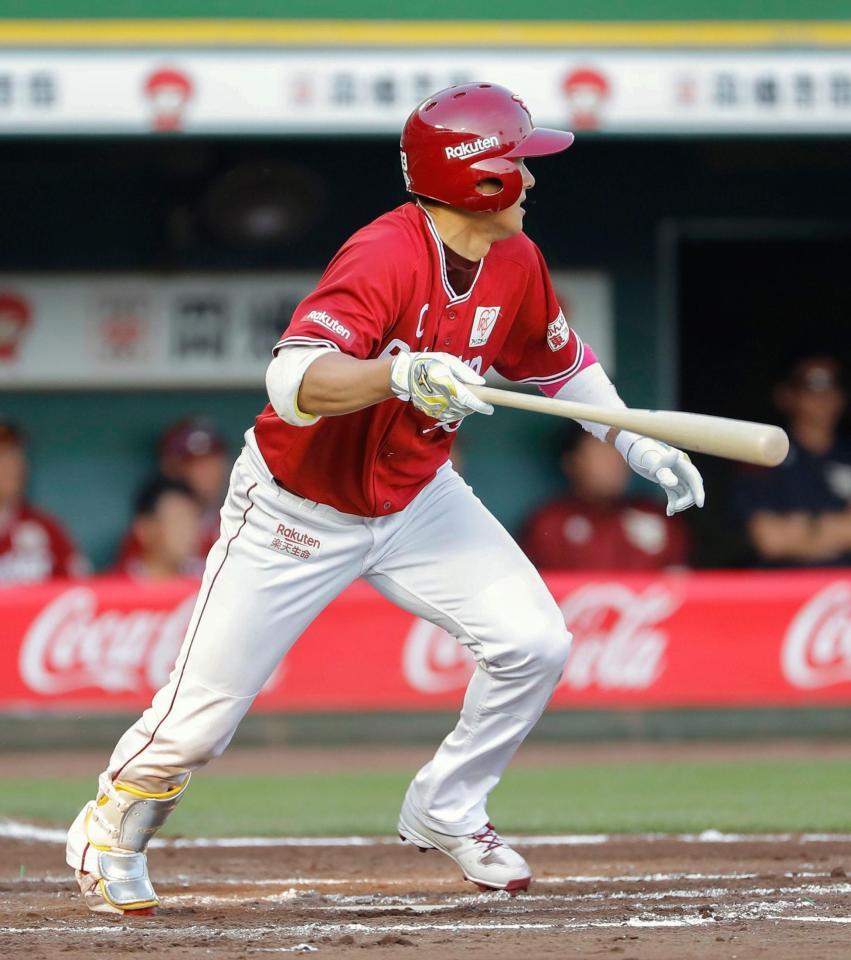 ８回楽天１死二塁、銀次がこの試合５安打目となる左前打を放つ＝ほっともっと神戸