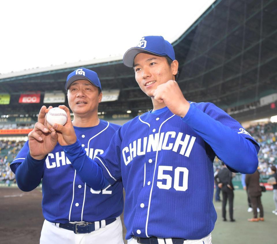 　プロ初勝利を挙げ、与田監督（左）から祝福される清水（撮影・北村雅宏）