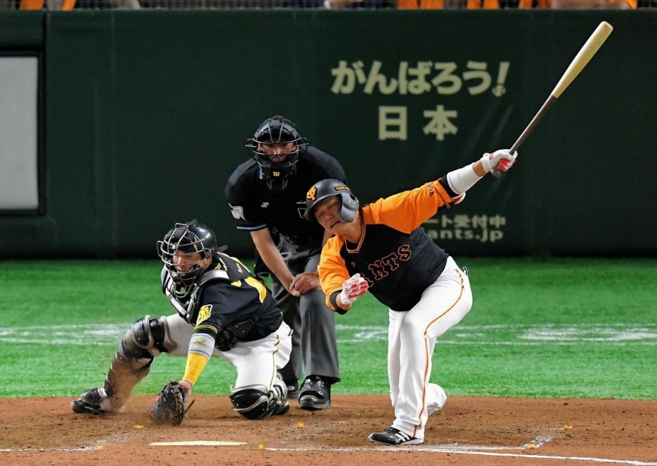 　７回、空振り三振に倒れる坂本勇（撮影・堀内翔）