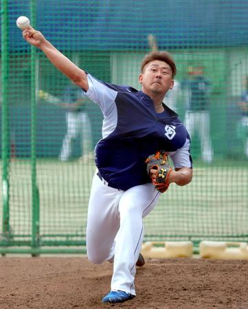 　ブルペンで捕手を座らせて投球する松坂