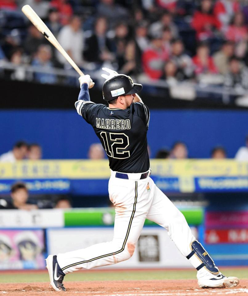 ６回、勝ち越しの左線適時２塁打を放つオリックス・マレーロ＝ＺＯＺＯマリンスタジアム（撮影・三好信也）