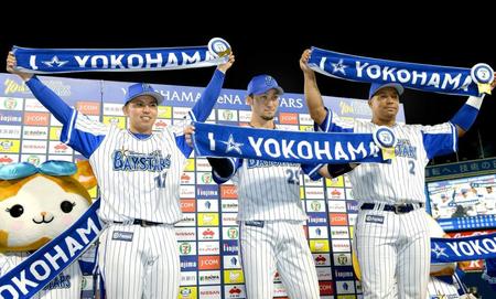 　お立ち台で笑顔を見せる（左から）東、伊藤光、ロペス
