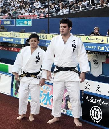 ＺＯＺＯマリンスタジアムで始球式を行った柔道日本代表のウルフ・アロン（右）と永山竜樹