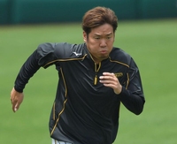 　ダッシュを繰り返す阪神・西＝甲子園（撮影・北村雅宏）