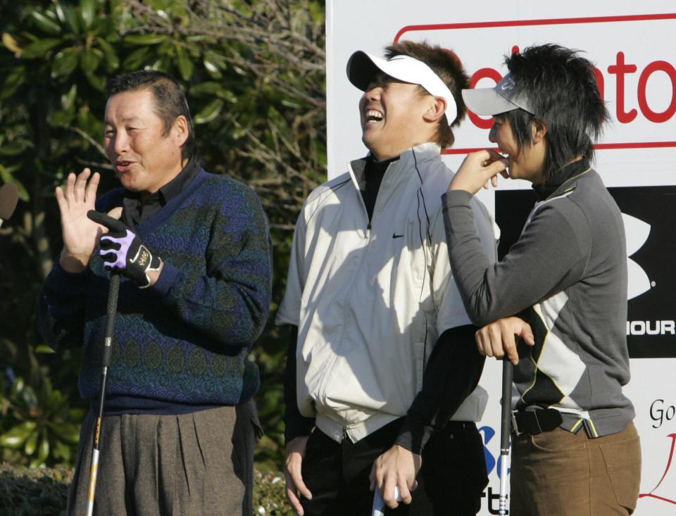 ジャンボ尾崎（左）のギャグに大笑いする松坂大輔（中央）と石川遼=２００７年１２月