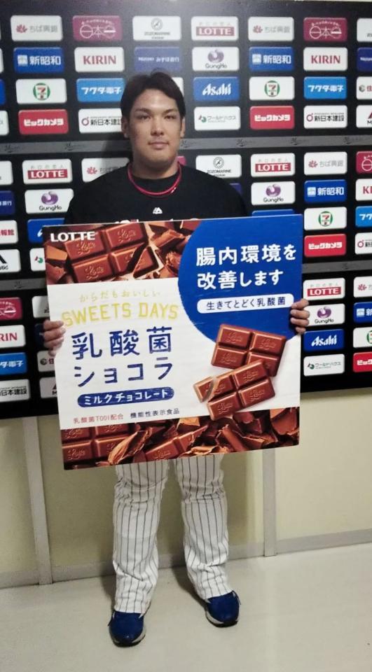 ナインを代表して乳酸菌ショコラを受け取った井上