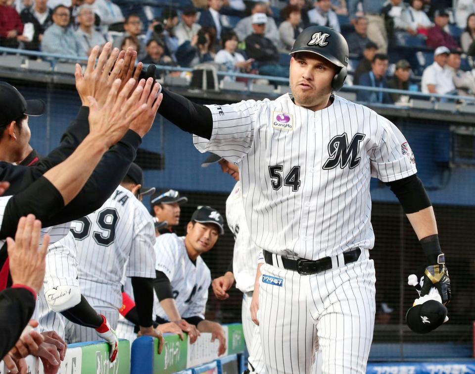 ２回、本塁打を放ち、ナインに迎えられるロッテのレアード＝ＺＯＺＯマリン