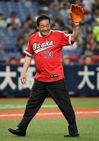 梨田元監督が近鉄ユニホームでセレモニアルピッチ「赤は好きだった