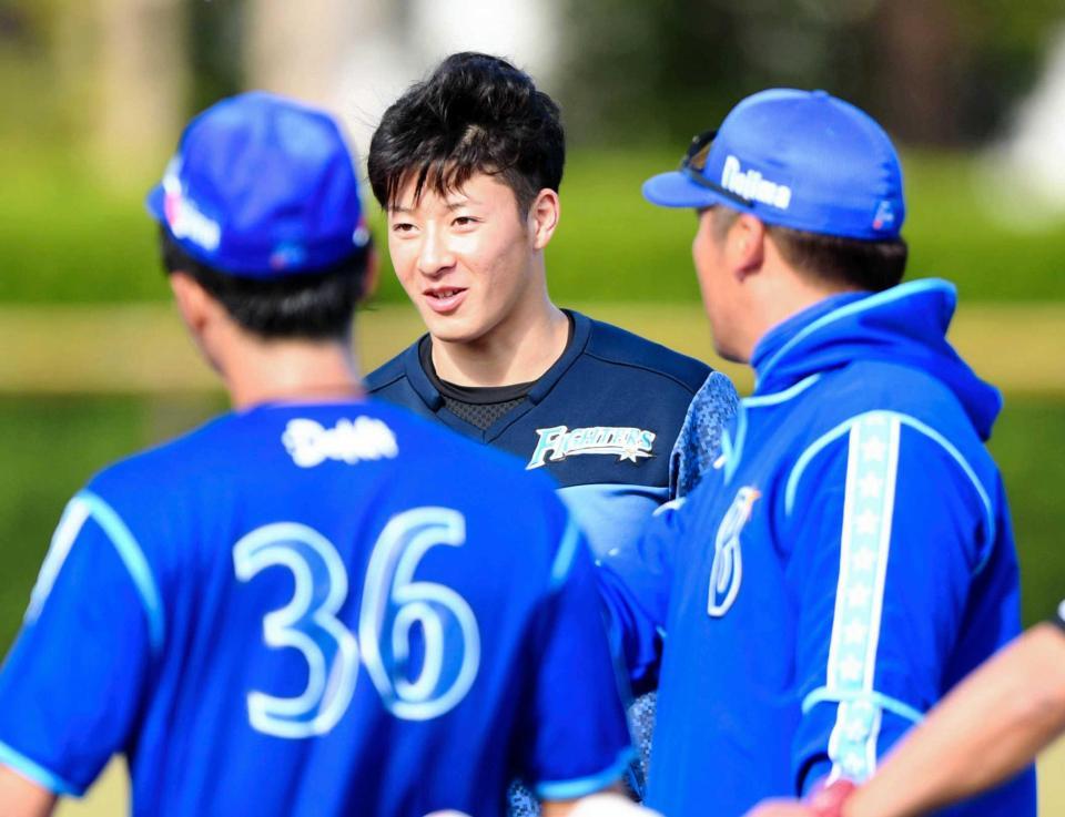 　試合前の練習でＤｅＮＡの選手と話をする吉田輝（中央）