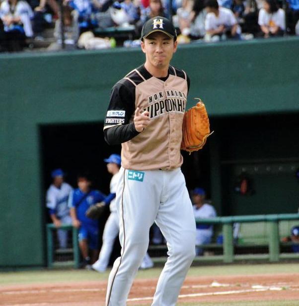 野手の好守に感謝する斎藤佑