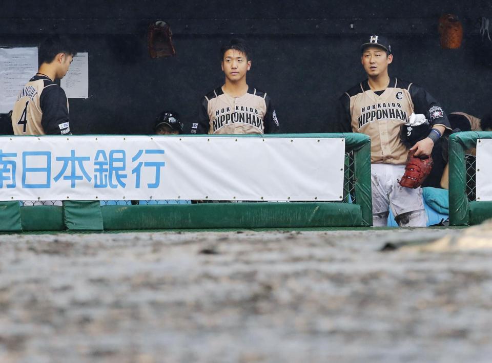 　ソフトバンクに降雨コールドゲームで敗れ、引き揚げる中田（右端）ら日本ハムナイン＝平和リース