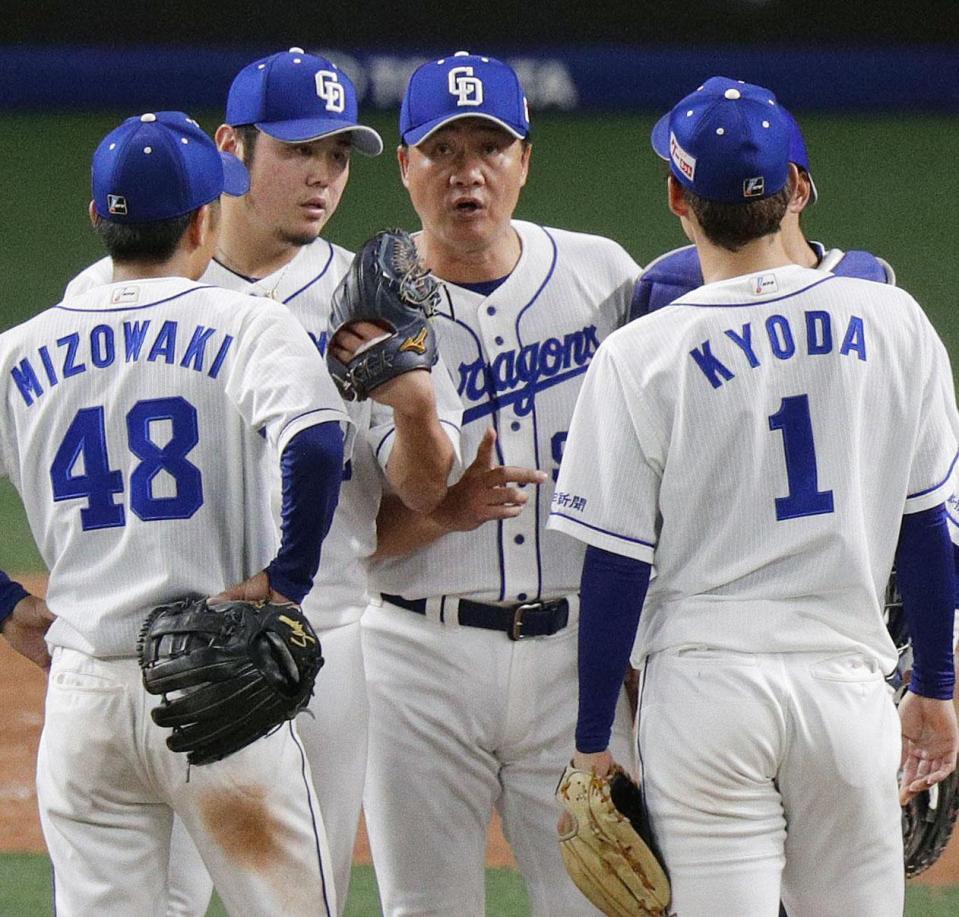 　９回のピンチでマウンドのナインに声を掛ける与田監督（中央）